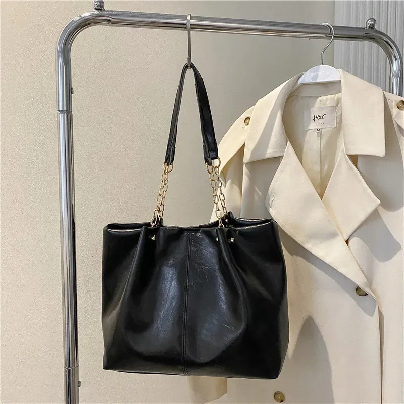 T1035F5B65_115219.webp Women'S Fashion Retro Soft Leather Large Capacity Simple Solid Color Shoulder Bag - Image 4